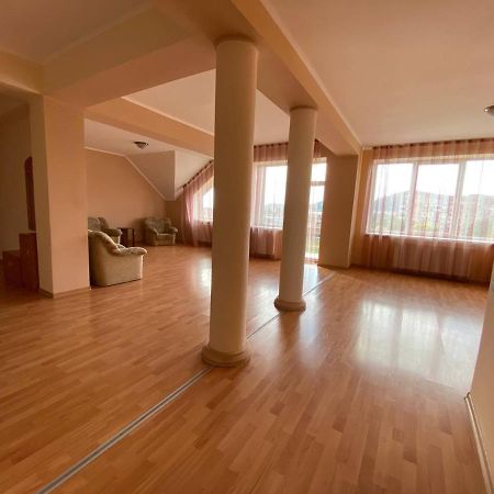 Apartments On Parkaniya 2A Мукачево Экстерьер фото