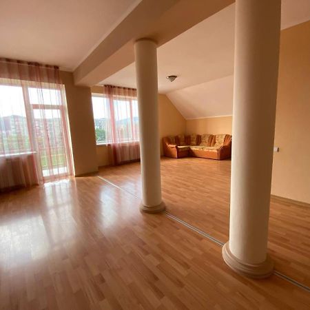 Apartments On Parkaniya 2A Мукачево Экстерьер фото