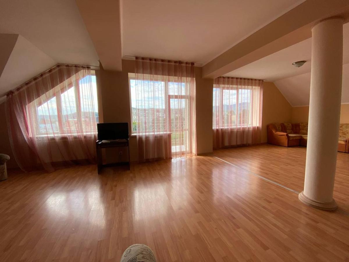 Apartments On Parkaniya 2A Мукачево Экстерьер фото
